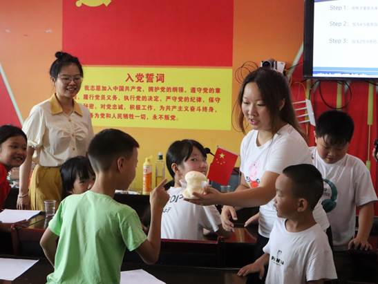 图九:英国正版365官方网站2022级社会学本科生王圆斐为孩子们开展有趣的科学小实验